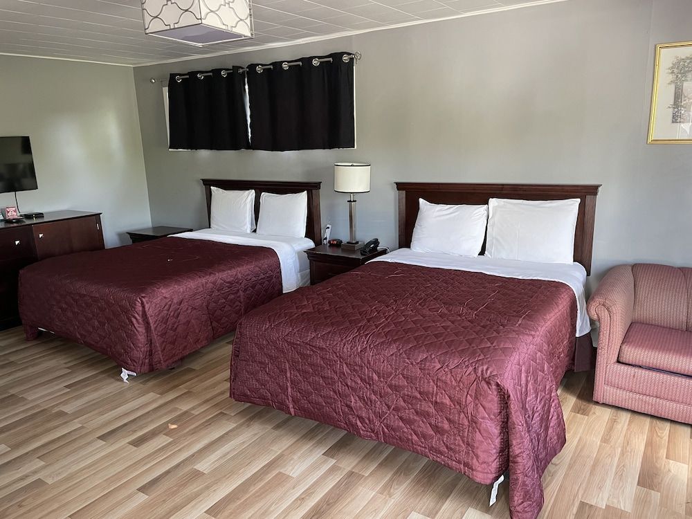 Nites Inn Motel Deluxe Triple Room 2