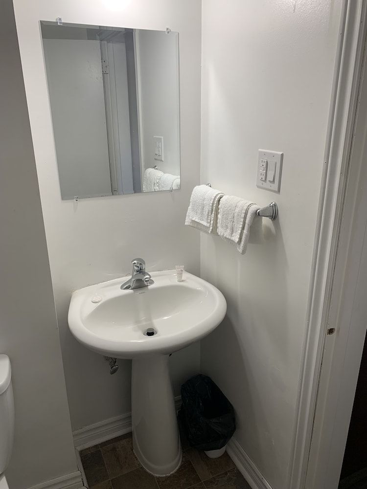 Nites Inn Motel Comfort Single Room, 1 Queen Bed 5