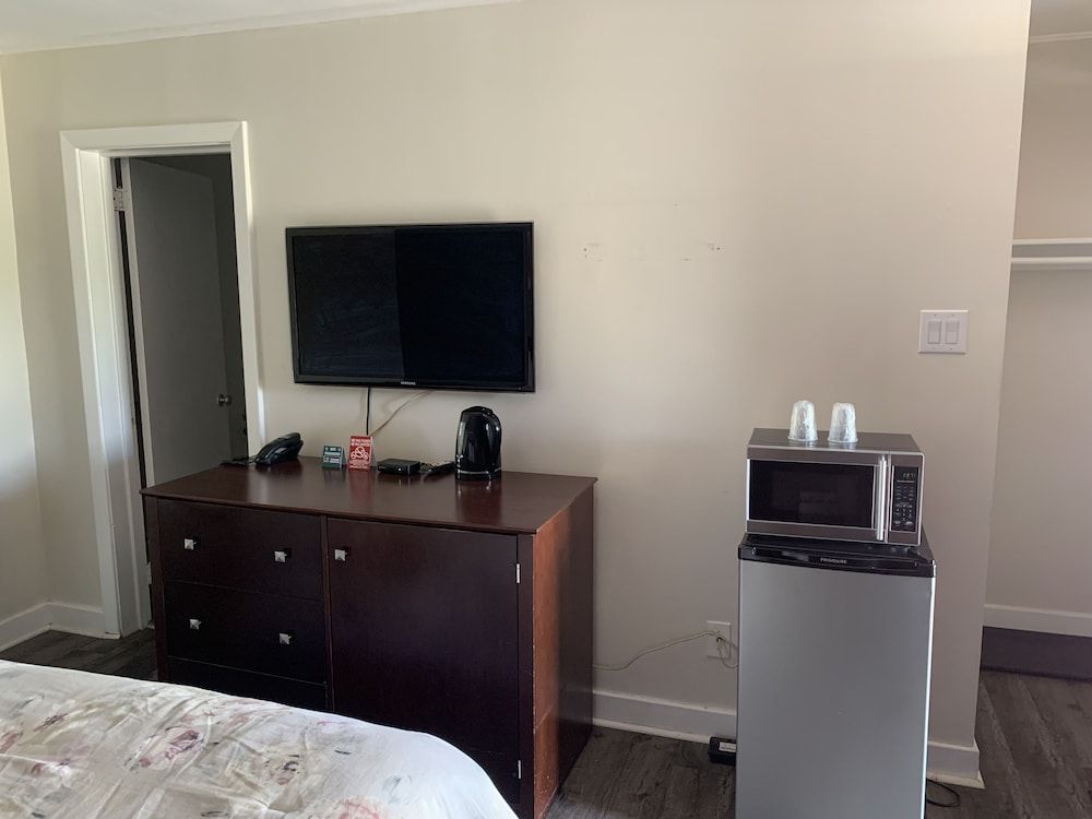 Nites Inn Motel Comfort Single Room, 1 Queen Bed 7