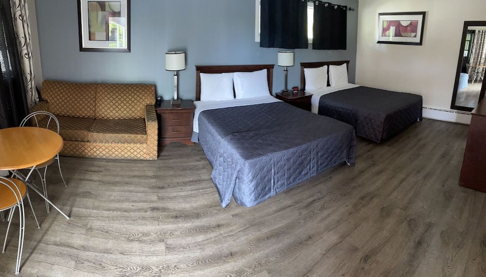 Nites Inn Motel Deluxe Triple Room