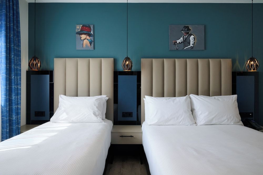 Spark by Hilton Luton Triple Room - sleep 3 - One double bed and 1 single bed