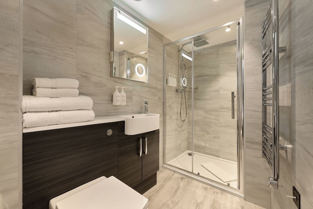 Spark by Hilton Luton Triple Room - sleep 3 - One double bed and 1 single bed 4