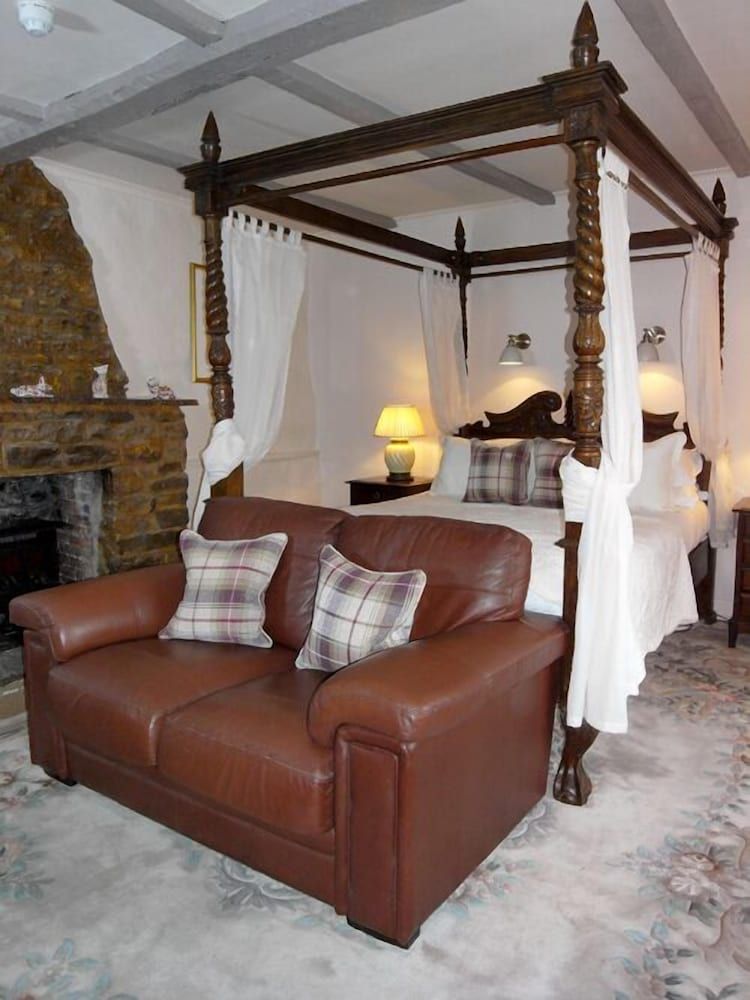 The George Inn Honeymoon Room 6