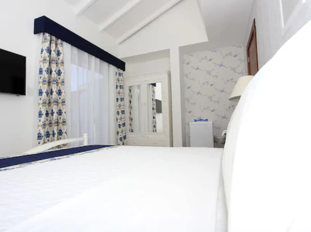 Deluxe Room, 1 Queen Bed, Pool View