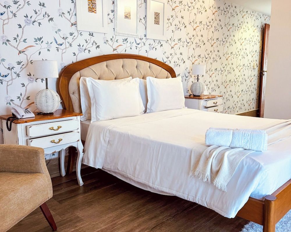 Executive Suite, 1 Queen Bed, Pool View