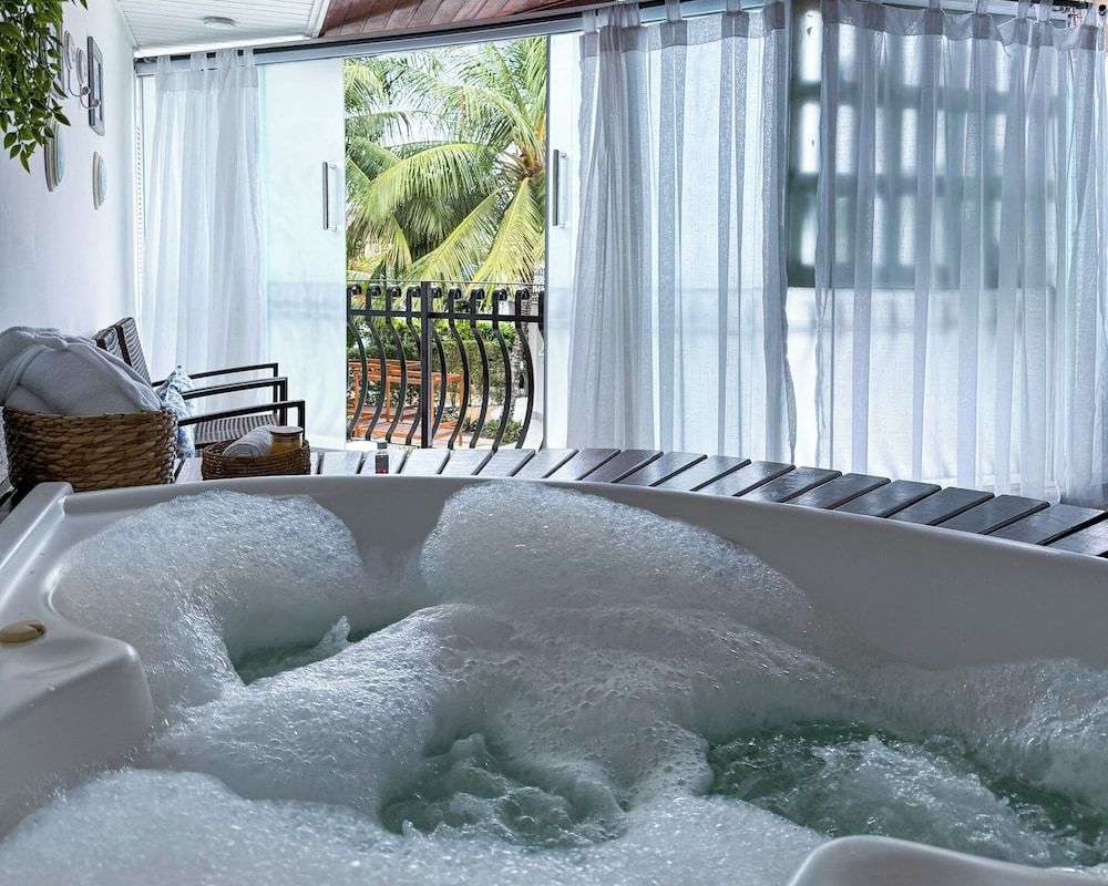 Executive Suite, 1 Queen Bed, Pool View