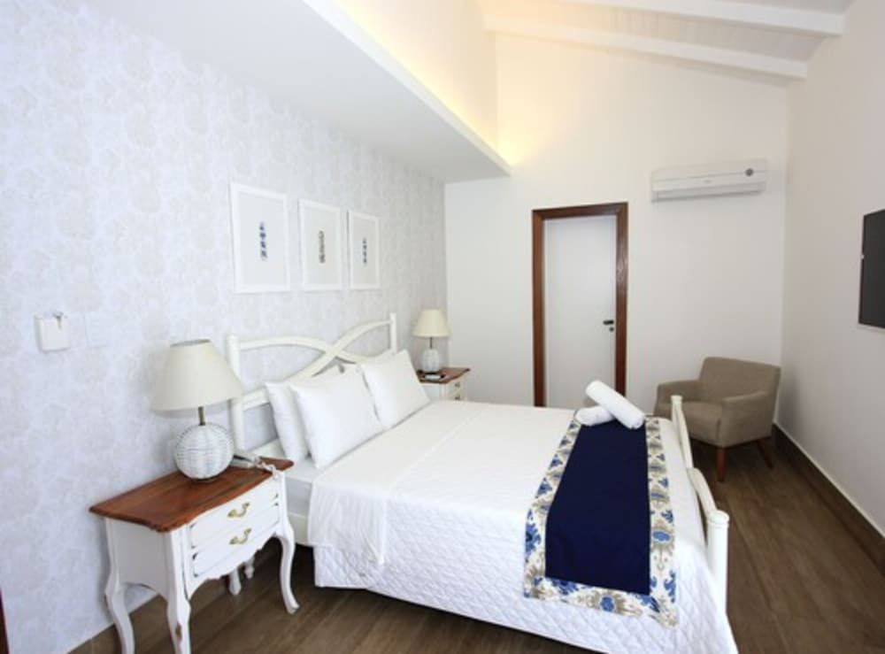 Deluxe Room, 1 Queen Bed, Pool View