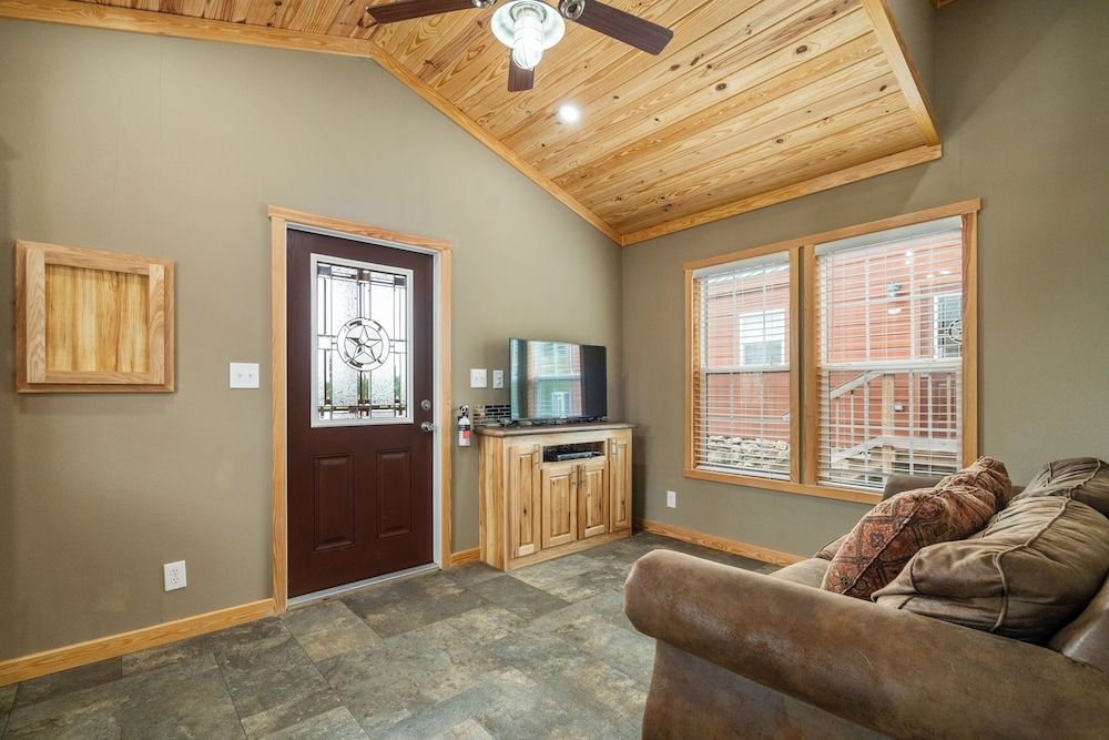 The Hideout Golf Club & Resort Cabin 8