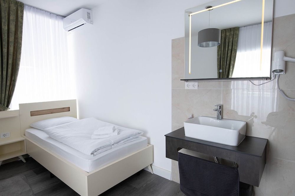 Heidepension Twin Room (4) 2