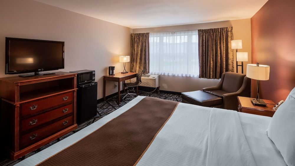 Standard Room, 1 King Bed, Accessible, Refrigerator & Microwave
