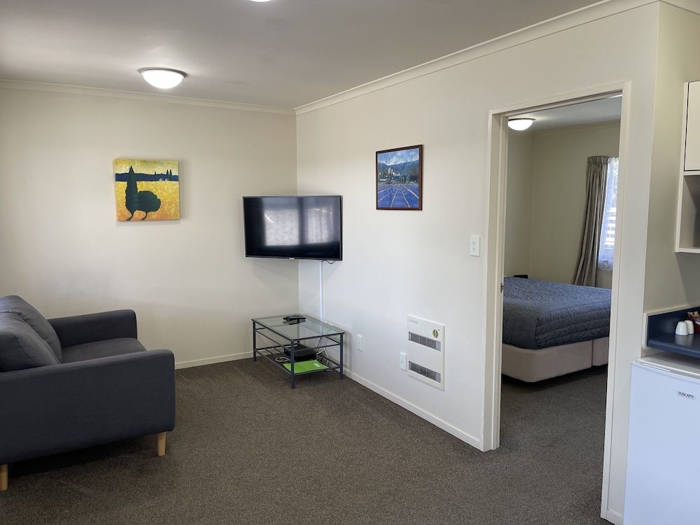 Bassingers Motor Lodge One Bedroom 3