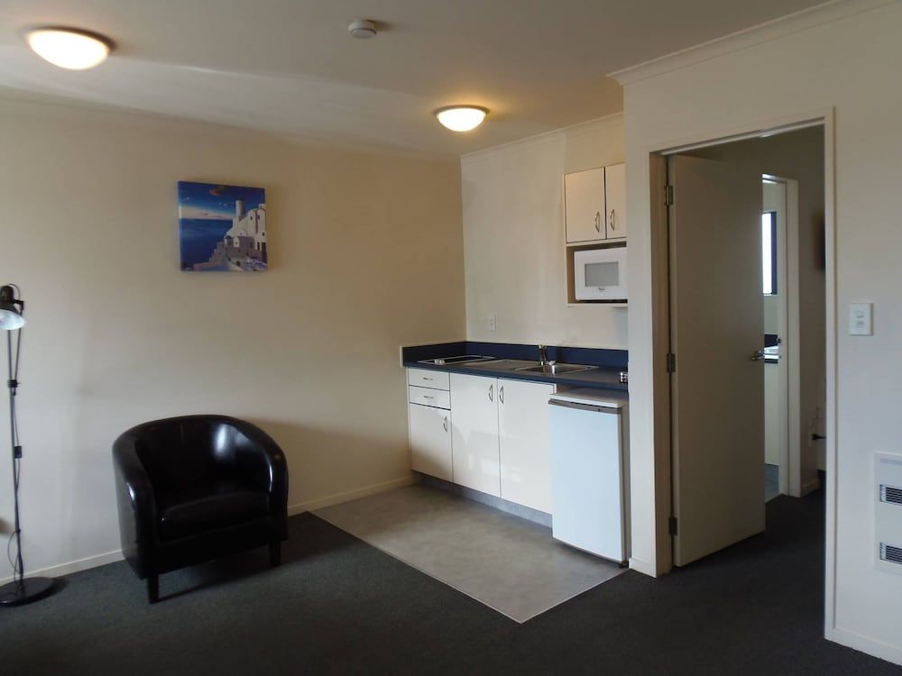 Bassingers Motor Lodge One Bedroom 6