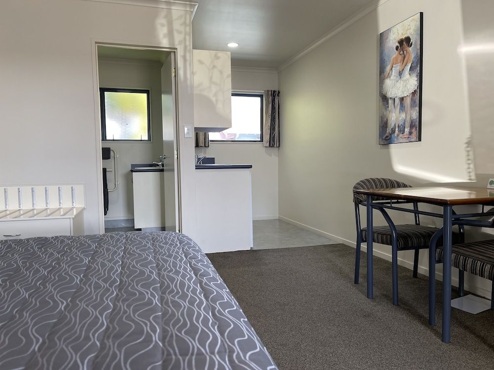 Bassingers Motor Lodge Studio 3