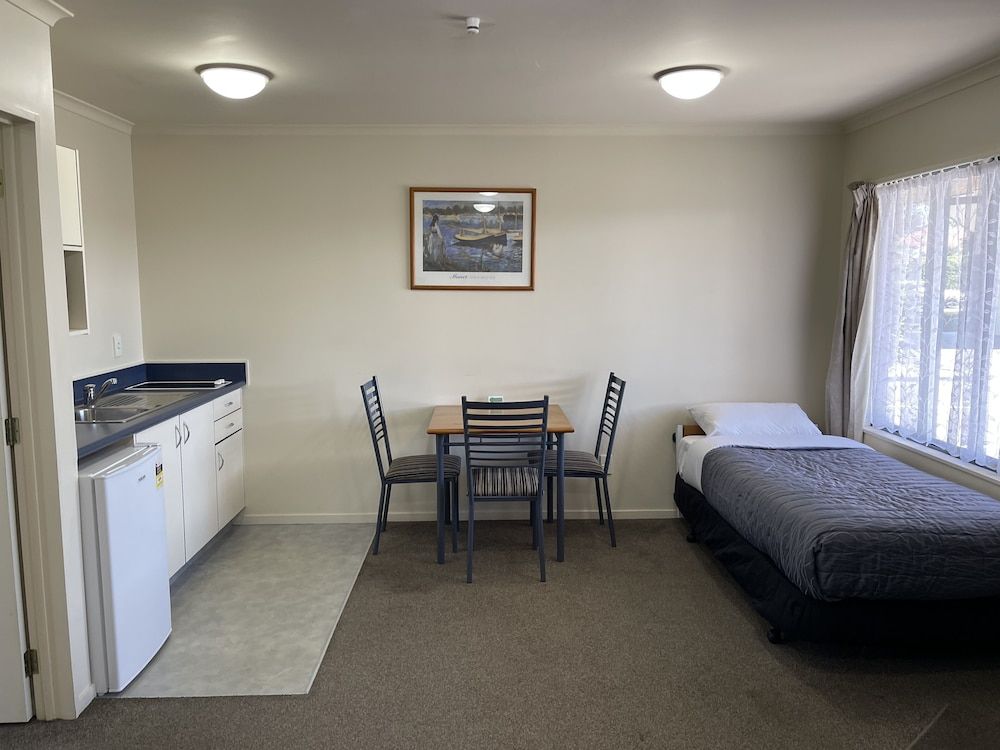 Bassingers Motor Lodge One Bedroom 2