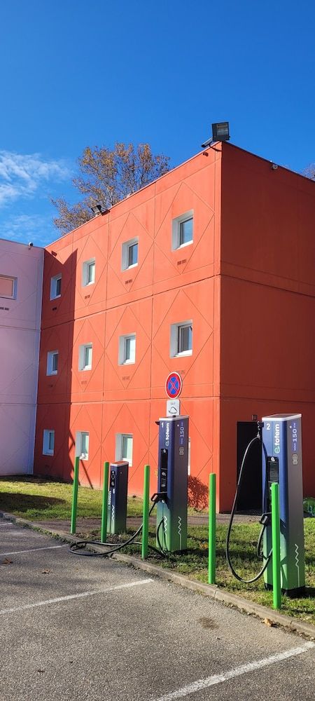 Electric vehicle charging station