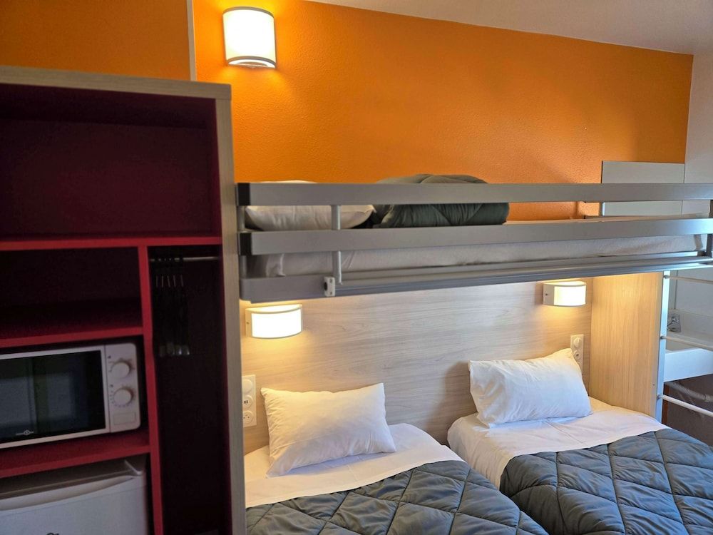 Premiere Classe Lyon Beynost Standard Room, Multiple Beds (Shared bathroom) 4