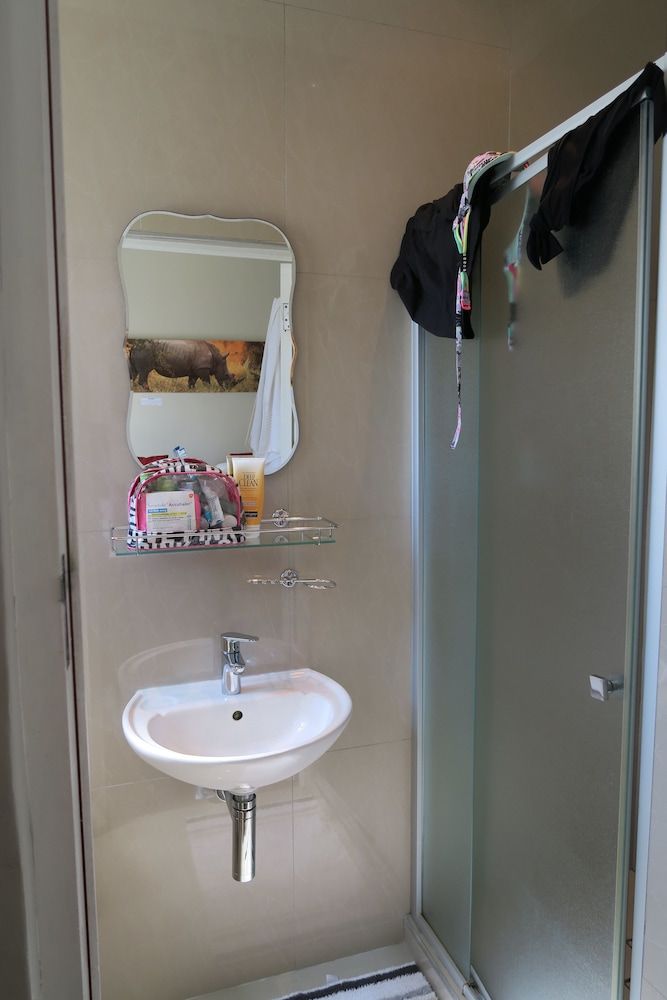 Atlantic Point Backpackers Deluxe Double Room 12