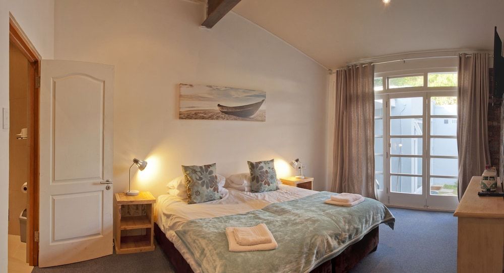 Atlantic Point Backpackers Deluxe Double Room 8