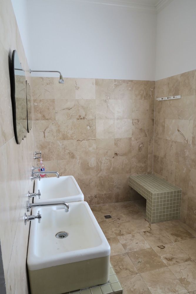 Atlantic Point Backpackers Traditional Quadruple Room 8