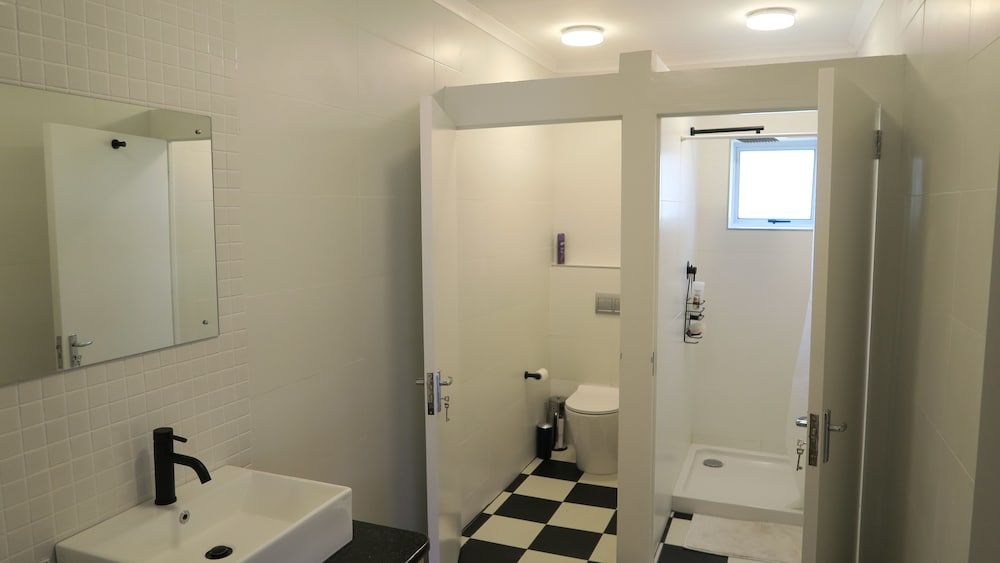 Atlantic Point Backpackers Shared Dormitory (8 Bed Female Dorm) 11