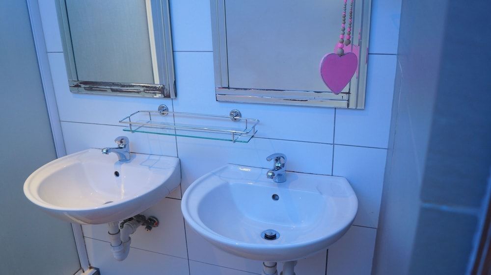 Atlantic Point Backpackers Shared Dormitory (8 Bed Female Dorm) 9