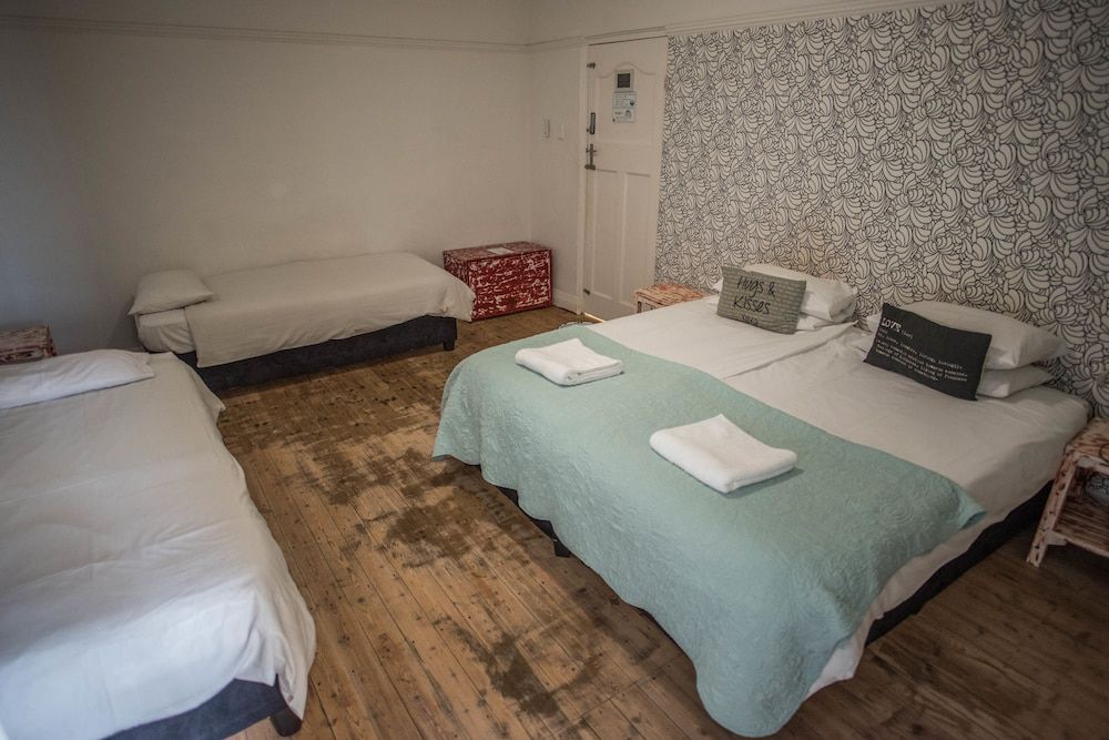 Atlantic Point Backpackers Traditional Quadruple Room 6