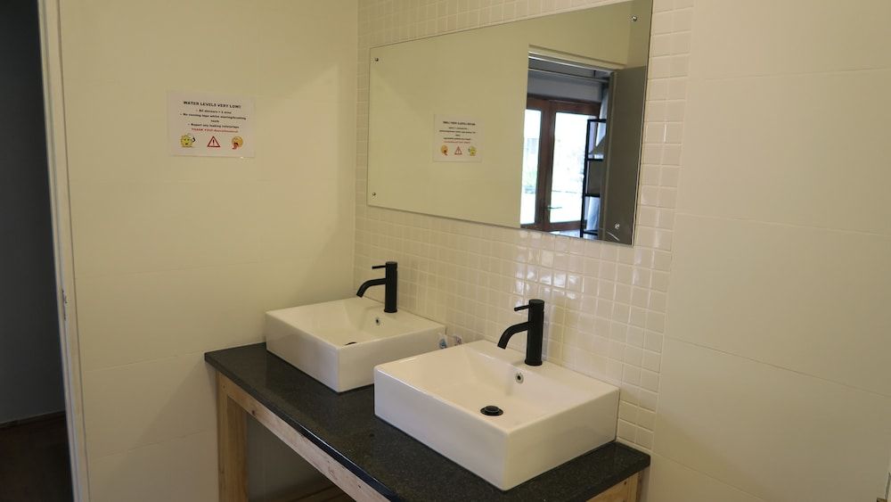 Atlantic Point Backpackers Shared Dormitory (8 Bed Female Dorm) 12