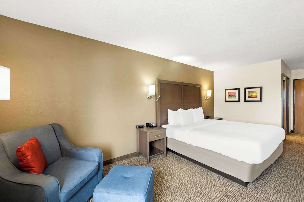 Comfort Inn Van Wert Standard Room, 1 King Bed, Non Smoking 4