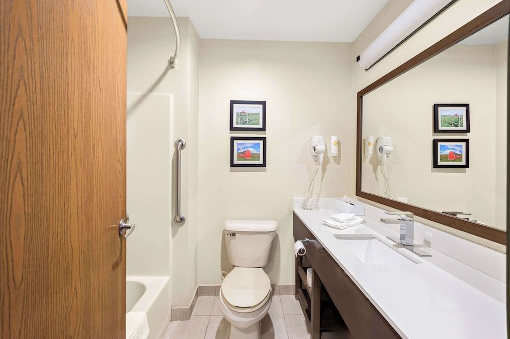 Comfort Inn Van Wert Standard Room, 1 King Bed, Non Smoking 9