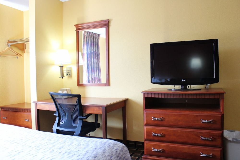 HomeTown Inn & Suites Single Room, 2 Queen Beds, Non Smoking 7