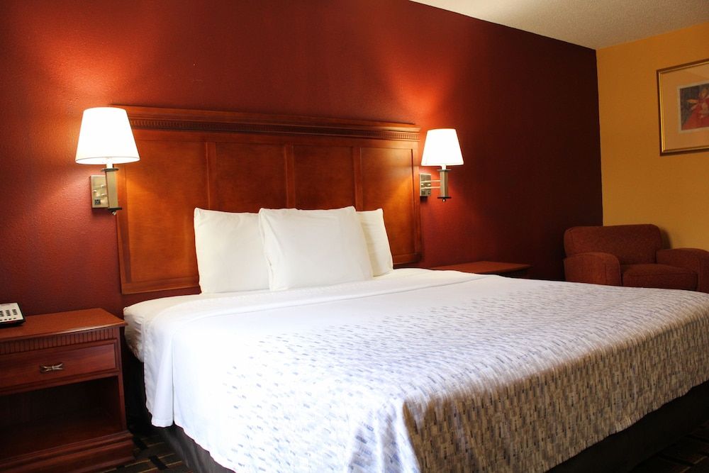 HomeTown Inn & Suites Single Room, 1 King Bed, Non Smoking 3