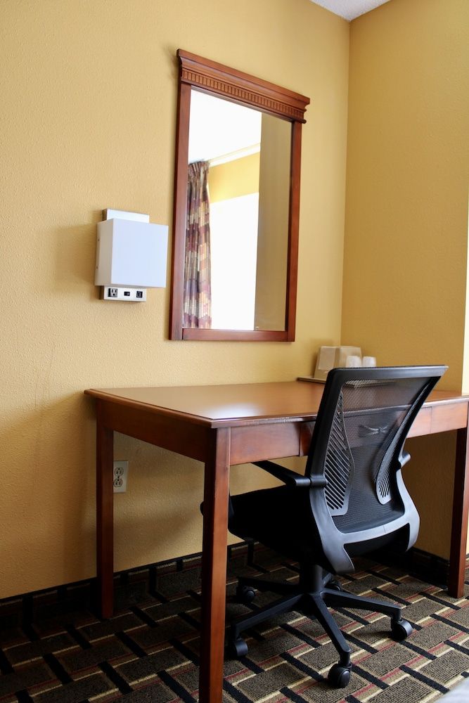 HomeTown Inn & Suites Single Room, 2 Queen Beds, Non Smoking 5