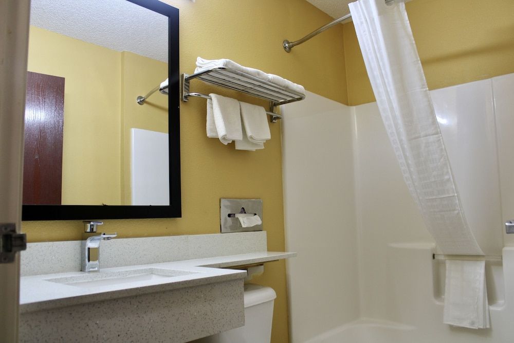 HomeTown Inn & Suites Single Room, 2 Queen Beds, Non Smoking 4