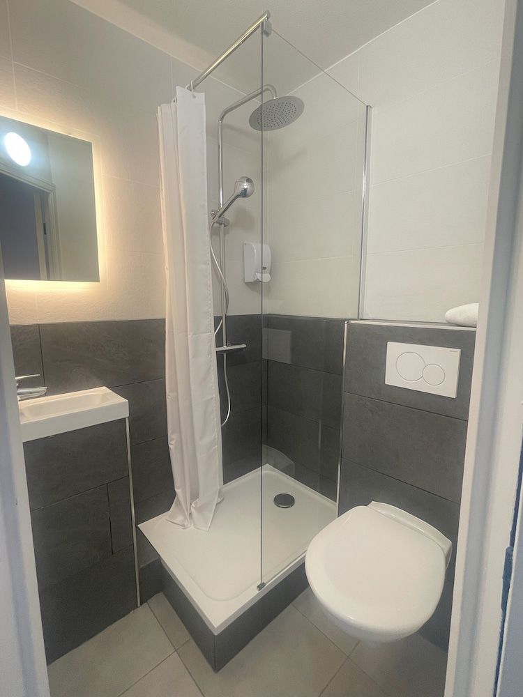 Kyriad Direct Dreux Standard Room, 2 Twin Beds 4