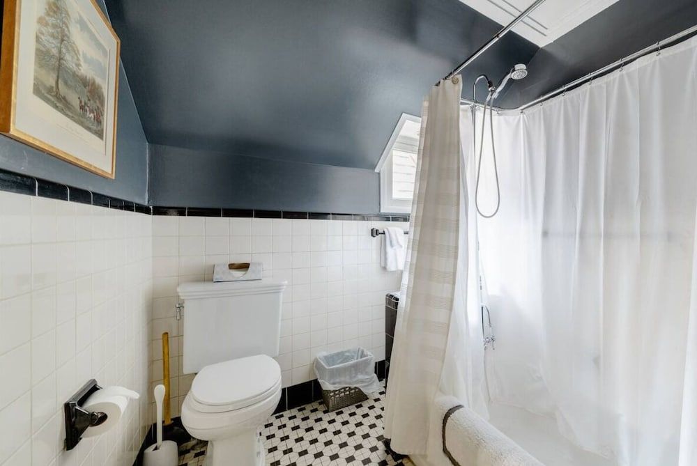 The Gables of Rhinebeck Inn Deluxe Room, 1 King Bed with Sofa bed, Non Smoking 7