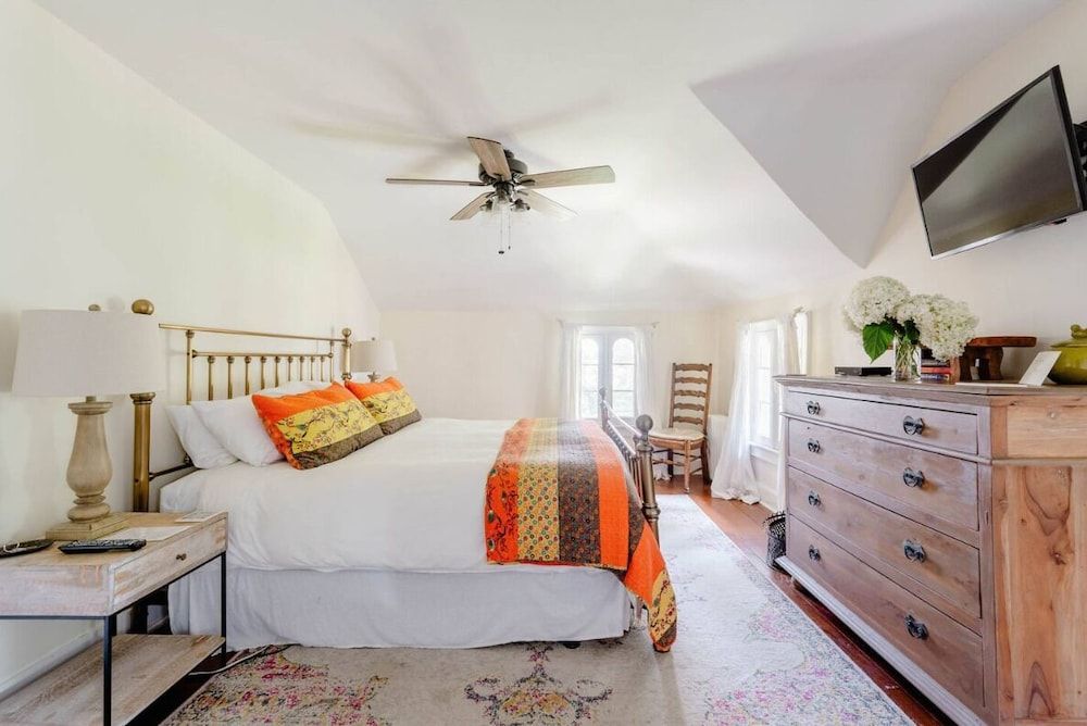 The Gables of Rhinebeck Inn Deluxe Room, 1 King Bed with Sofa bed, Non Smoking 4