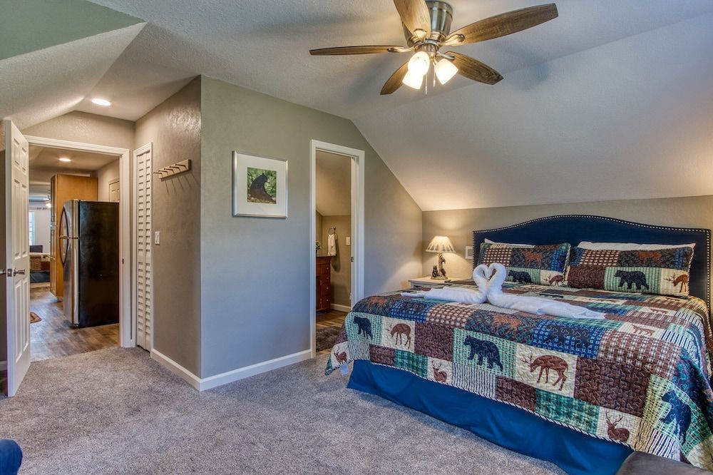 Rustic River Lodge by HoneyBearCabins Baby Bear Condo 7