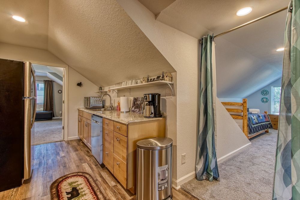 Rustic River Lodge by HoneyBearCabins Baby Bear Condo 17