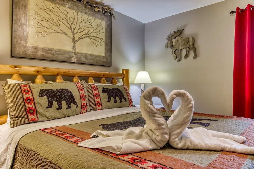 Rustic River Lodge by HoneyBearCabins Moose Tracks 4