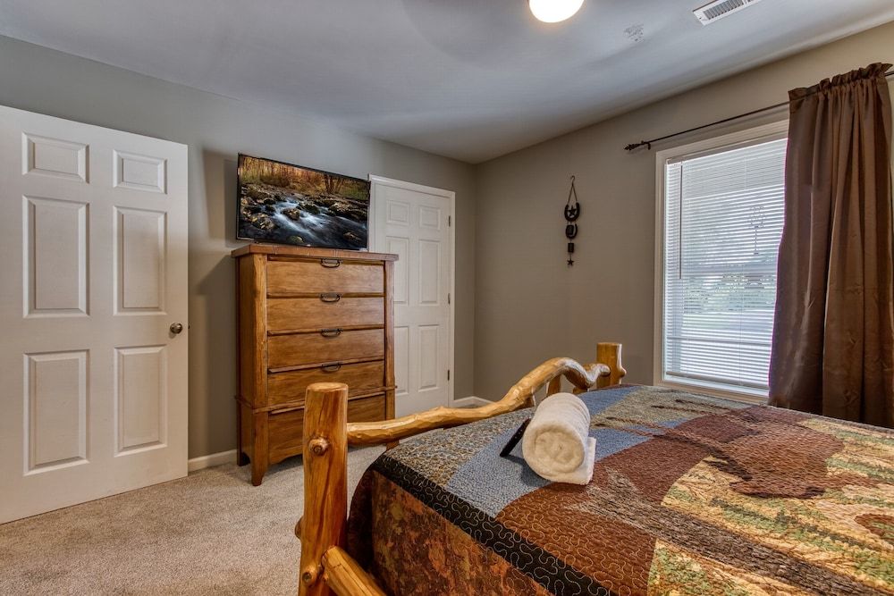 Rustic River Lodge by HoneyBearCabins Moose Tracks 13