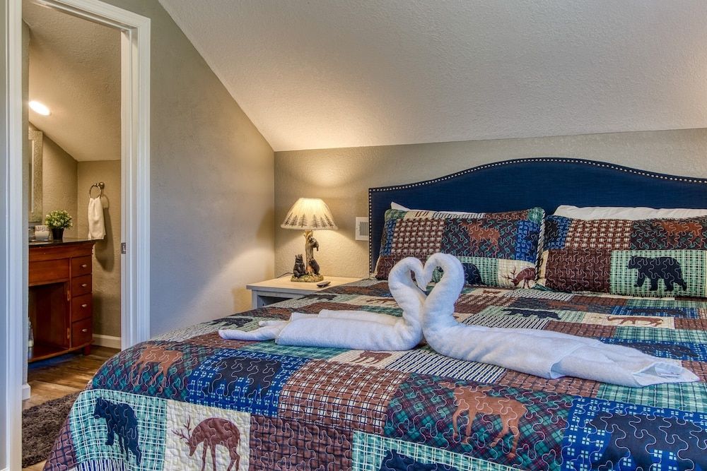 Rustic River Lodge by HoneyBearCabins Baby Bear Condo 3