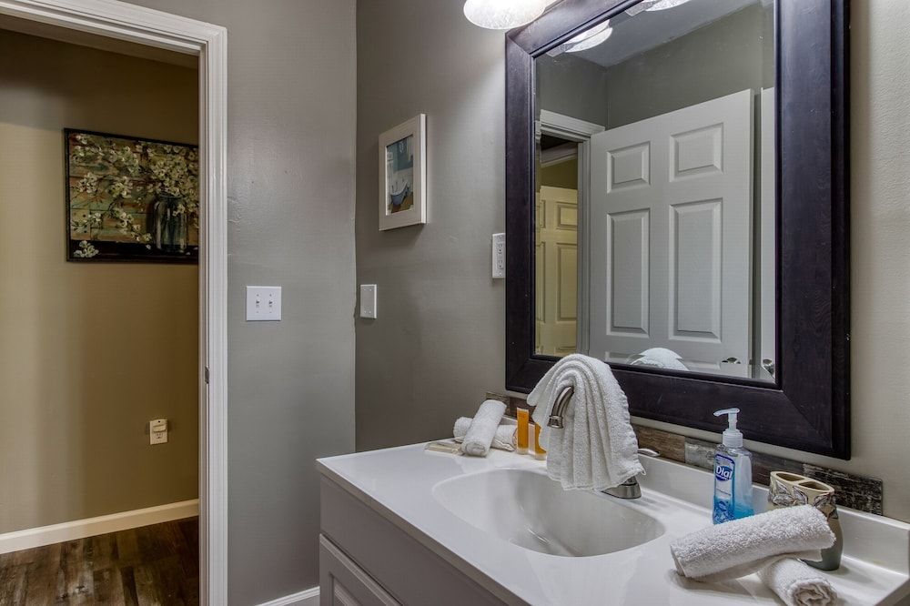 Rustic River Lodge by HoneyBearCabins Moose Tracks 11