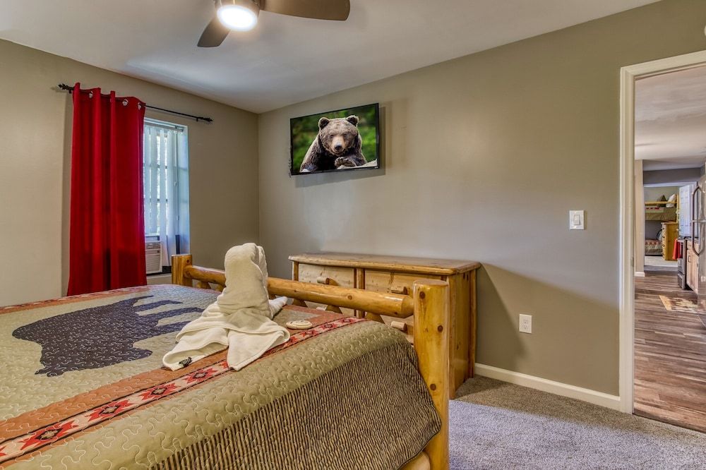 Rustic River Lodge by HoneyBearCabins Moose Tracks 14