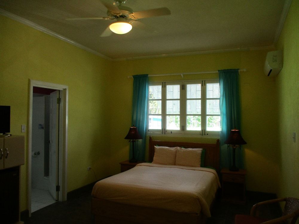 Harlem B & B Signature Room, 1 Double Bed, Private Bathroom, Partial Sea View 2