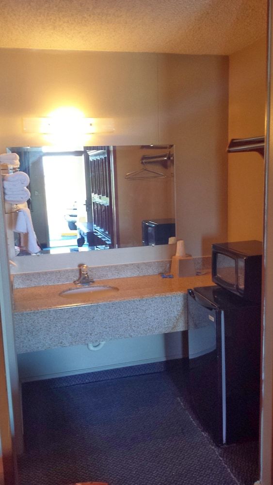 Carefree Inn Flatonia Standard Room, 1 King Bed, Non Smoking 6