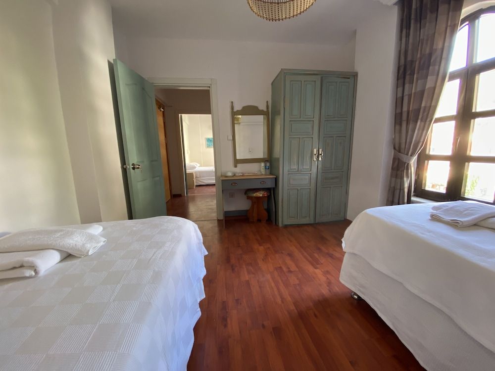 Diplomat Hotel Family Suite, Mountain View, Beachfront 3