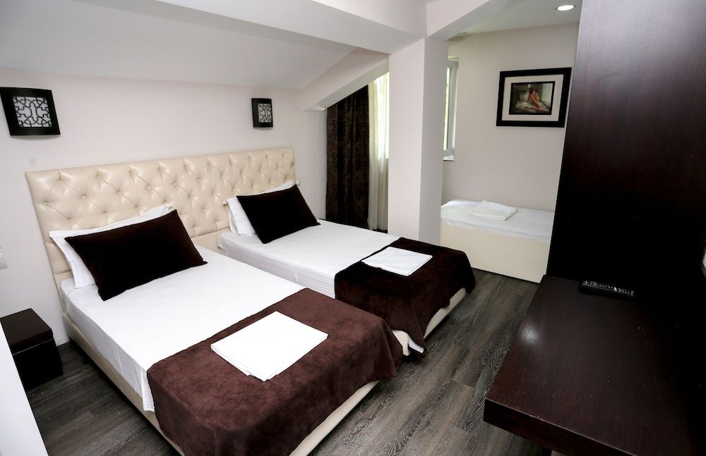 Hotel Town House Triple Room 2