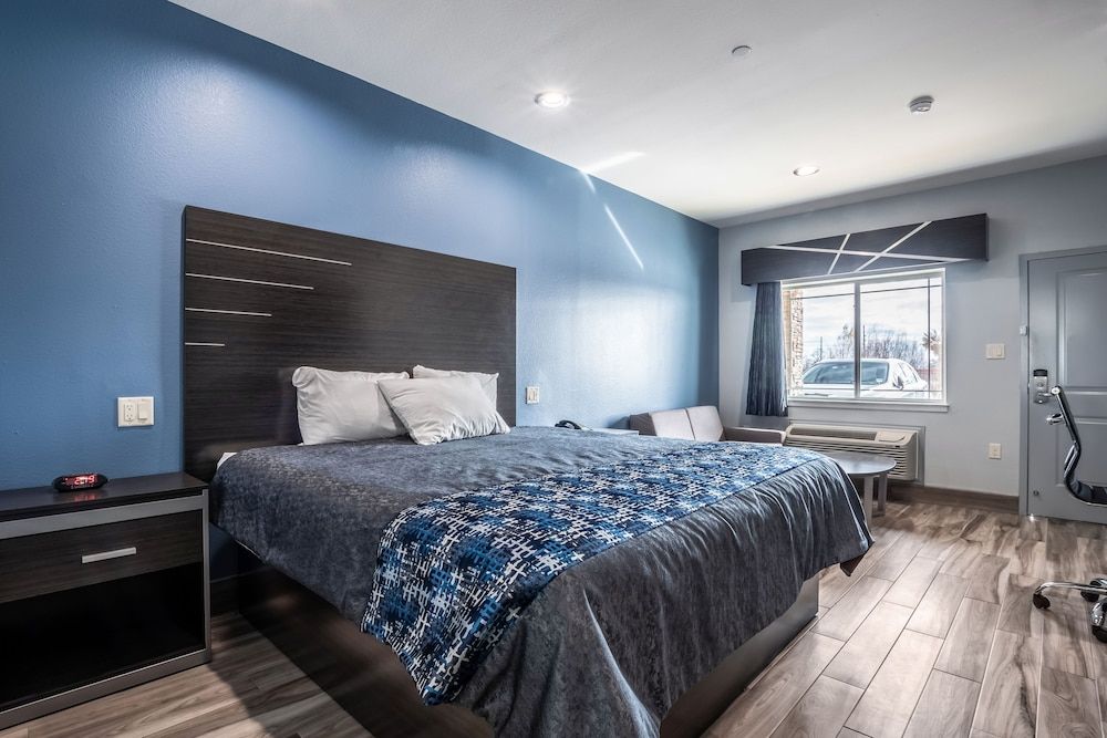 Scottish Inns Katy Basic Room, 1 King Bed, Non Smoking 2