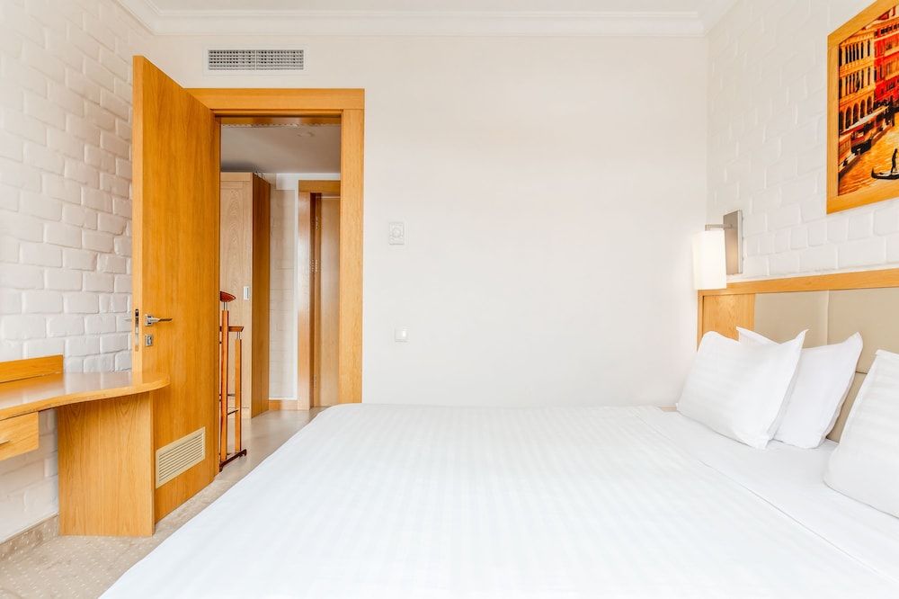 Praga Hotel Standard Double or Twin Room, 1 King Bed, City View 3