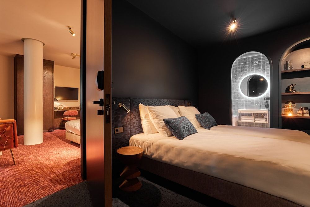 Heavens Hotel Grand Quadruple Room, Bathtub 3